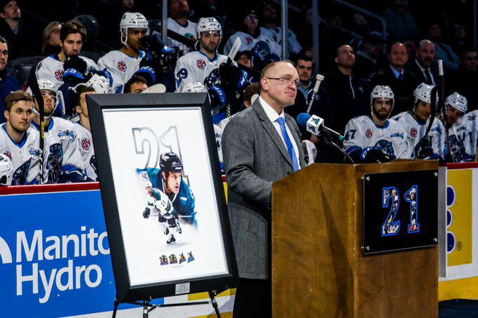 Roy says he's 'coming home' as No. 33 jersey is retired at Bell