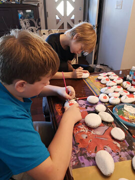 Poppies painted on rocks supporting local veterans