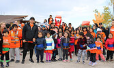 Students from Obishikokaang Elementary School, along with Lac Seul Police Service officers, on Sept. 29 in Frenchman’s Head, Lac Seul First Nation.   Photo courtesy of Lac Seul Police Service