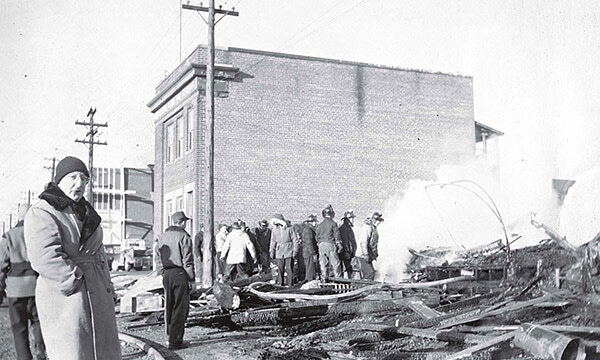 Pic of the Past: Fire next to the Bank of Commerce